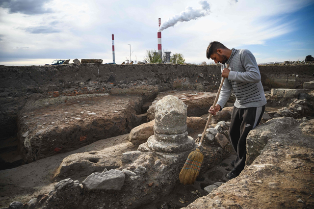 Archaeologist works at an archaeological site right next to a coal mine and a power plant, in central Serbia’s Stari Kostolac, on December 3 (AFP photo)