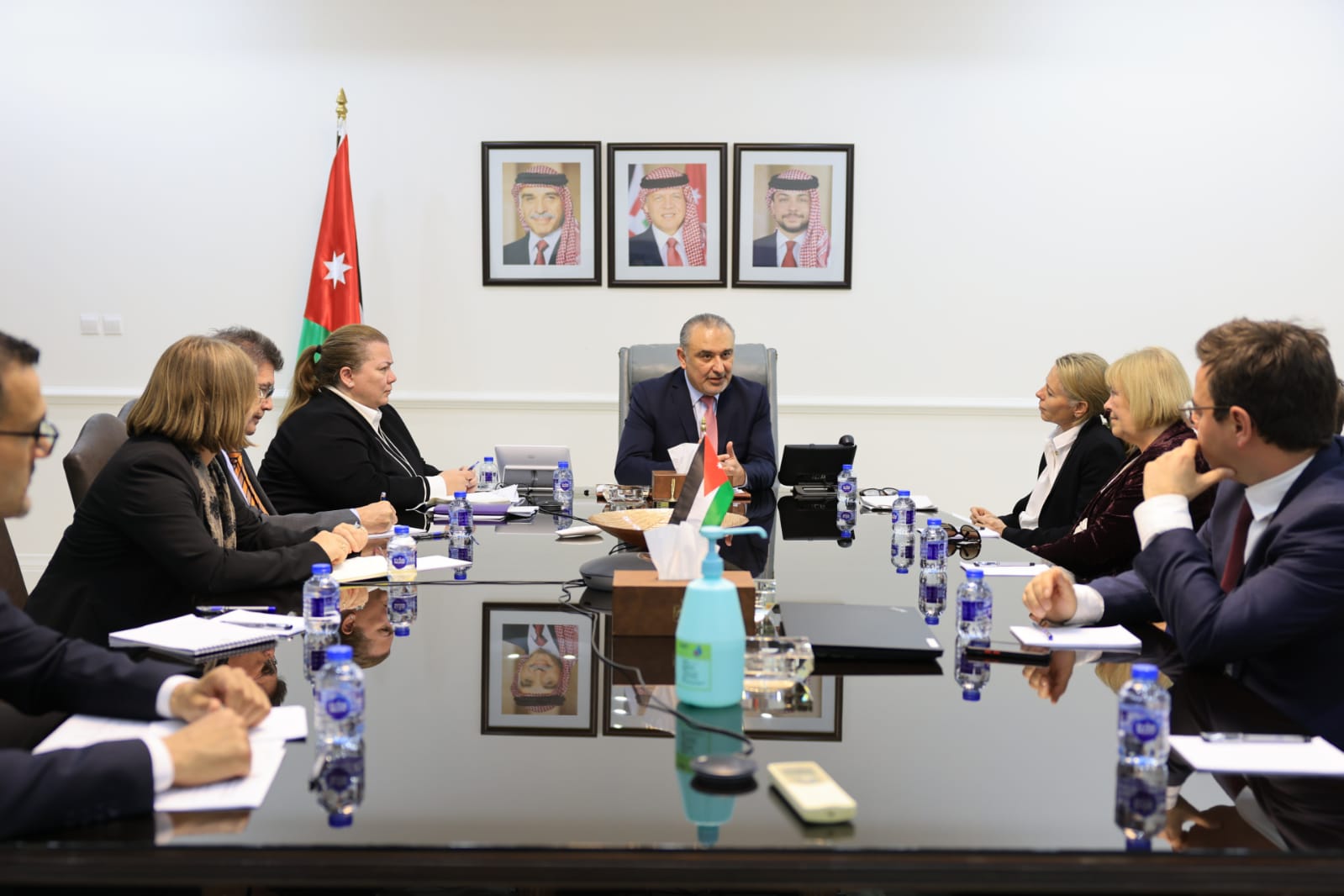 Deputy Prime Minister for Economic Affairs and Minister of State for Public Sector Modernisation Nasser Shraideh and Planning and International Cooperation Minister Zeina Toukan meet with a delegation from the German Bundestag Budget Committee headed by MP Claudia Raffelhuschen in Amman on Thursday (Petra photo)