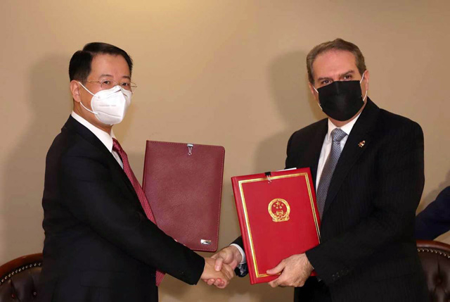 China’s Ambassador to Jordan Chen Chuandong and Health Minister Feras Al Hawari during a handover ceremony of 500,000 doses of the Sinopharm COVID-19 vaccine to the Health Ministry in Amman on Thursday (Petra photo)