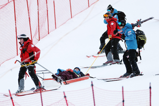 Mikaela Shiffrin of the United States is taken off the course by ski patrol after a crash during the second run of the Women’s Giant Slalom during the STIFEL Killington FIS World Cup race at Killington Resort on Saturday, Vermont (AFP photo)
