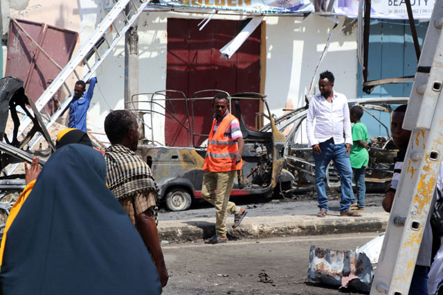 People start cleaning debris at the site where a car bomb exploded in Mogadishu, Somalia, on Wednesday (AFP photo)