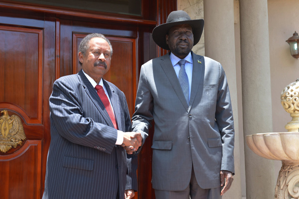 Sudan's Prime Minister Abdalla Hamdok (left) and South Sudan's President Salva Kiir Mayardit shake hands before meeting on Thursday in the capital city of Juba, South Sudan (AFP photo)
