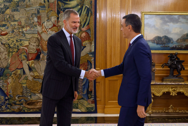 King Felipe VI welcomes Spain’s acting Prime Minister Pedro Sanchez before their meeting as part of consultations with political representatives before proposing a new candidate for the investiture, at La Zarzuela Palace in Madrid on Tuesday (AFP photo)