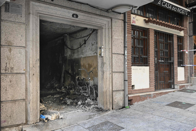 This photo shows the entrance of a building where four minors were killed in a fire in Vigo on Wednesday (AFP photo)