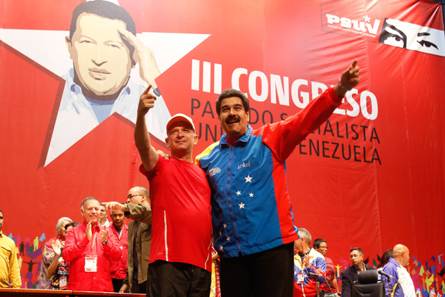   This file photo released by the Venezuelan Presidential Press Office on July 27, 2014 shows Venezuelan President Nicolas Maduro (right) and Venezuelan retired Maj. Gen. Hugo Carvajal in Caracas (AFP photo)