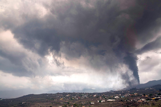 The volcano that went on erupting on Sunday in Cumbre Vieja mountain range, spewes gas, ash and lava over the Aridane valley as seen from Los Llanos de Aridane on the Canary Island of La Palma, on Wednesday (AFP photo)