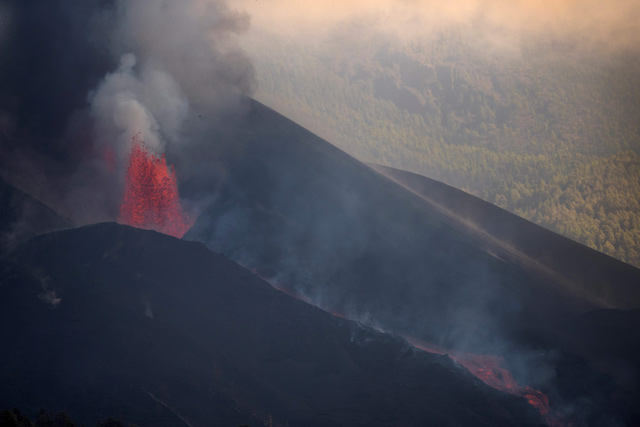 This photo taken on Tuesday shows the Cumbre Vieja volcano, pictured from El Paso, spewing lava, ash and smoke, on the Canary Island of La Palma (AFP photo)