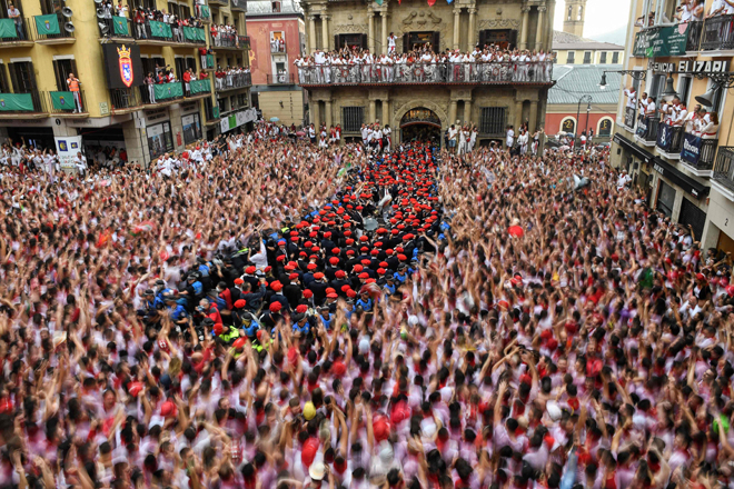 Participants celebrate as the ‘Pamplonesa’ municipal music band performs during the ‘Chupinazo’ (start rocket) opening ceremony to mark the kick-off of the San Fermin Festival outside the Town Hall of Pamplona in northern Spain on Wednesday (AFP photo)