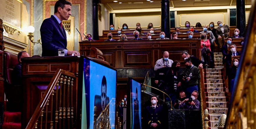 Spain’s Prime Minister Pedro Sanchez delivers a speech as Ukrainian President Volodymyr Zelensky appears on a screen to address the lower house by video conference, at the Spanish Parliament in Madrid, on April 5, 2022 (AFP photo)
