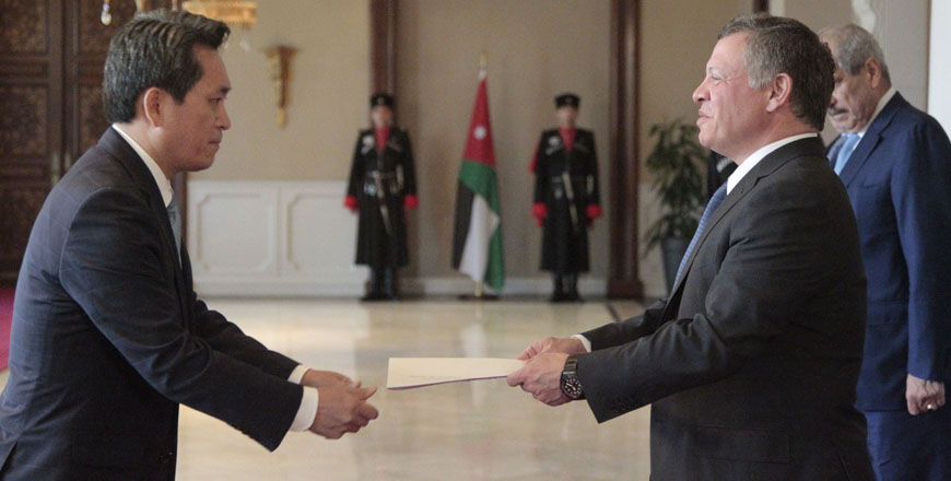 His Majesty King Abdullah receives the credentials of South Korea's Ambassador to Jordan Lee Bom-yon at the Basman Palace on Monday (Photo courtesy of Royal Court) 