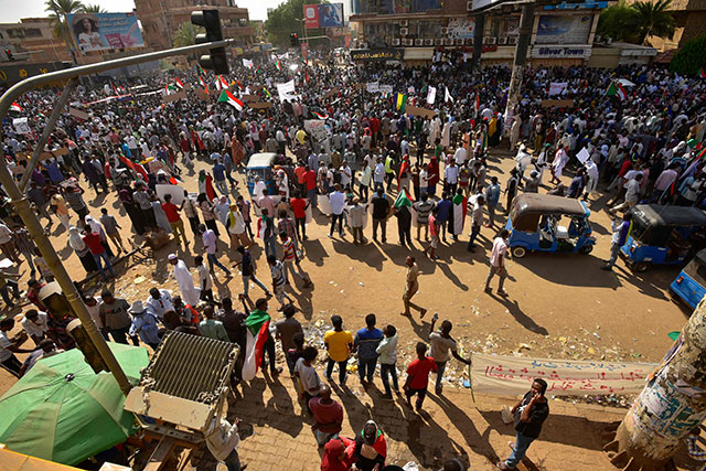Sudanese demonstrators take part in aprotest in the city of Khartoum Bahri, the northern twin city of the capital, to demand the government's transition to civilian rule, on Thursday (AFP photo)