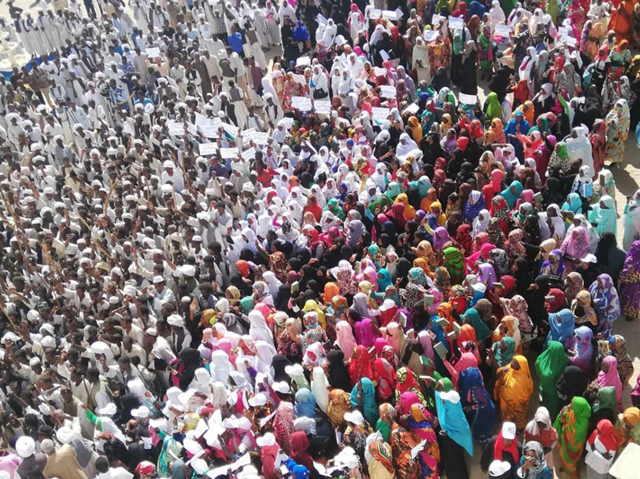Crowds of supporters of the Sudanese president gather in Sudan’s easten city of Kassala on Monday (AFP photo)