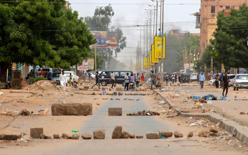 Smoke billows as Sudanese protesters take part in an anti-coup demonstration on a barricaded street in the Daym — Bashdar station area in central Khartoum, on Sunday (AFP photo)