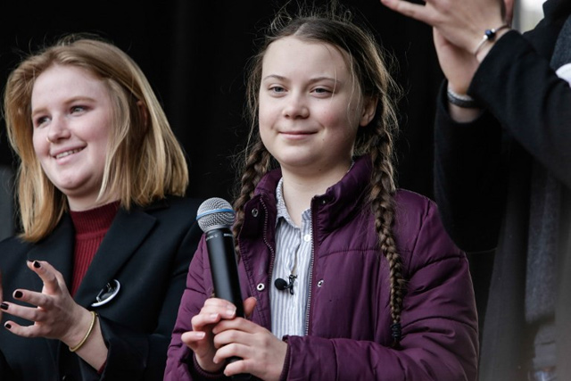 Swedish climate activist Greta Thunberg (centre) and Belgian students gather to call for urgent measures to combat climate change during a demonstration in Brussels, Belgium, on February 21(AFP photo)