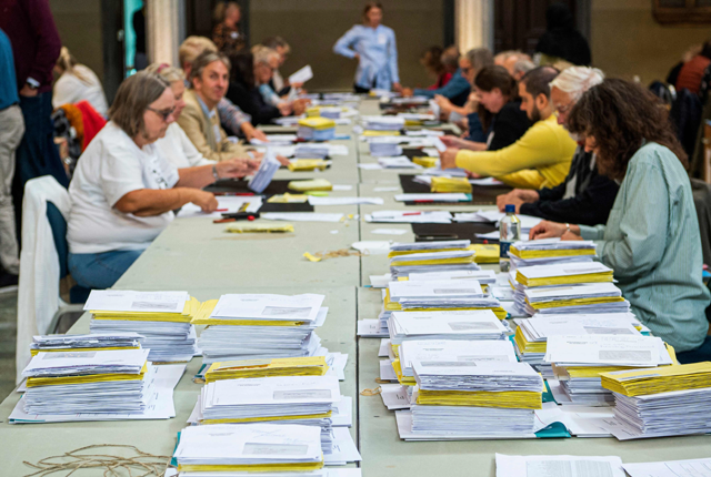 Envelopes with votes are pictured as helpers count the last votes in the municipality of Stockholm at the Stockholm City Hall on Wednesday (AFP photo)