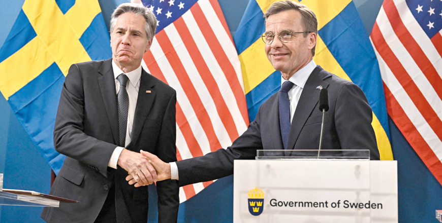 US Secretary of State Antony Blinken and Sweden's Prime Minister Ulf Kristersson shake hands during joint press conference at the F21 military airbase in Kallax Heden, Lulea, Sweden, on Tuesday (AFP photo)