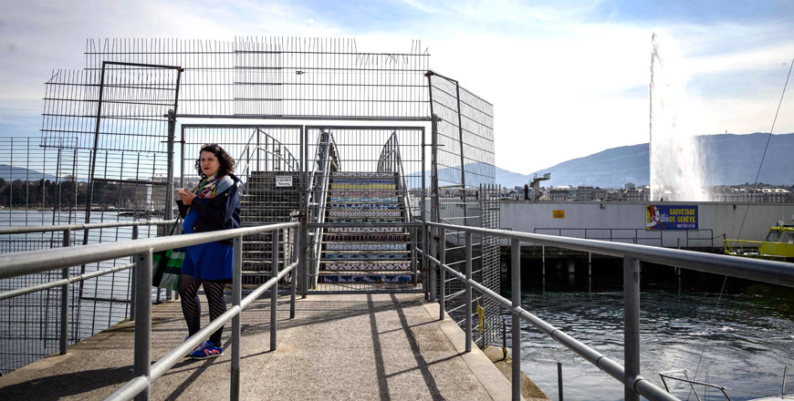 This photo taken on Monday shows fences closing the access to the Paquis public bath, next to the Geneva's landmark fountain, known as ‘Jet d'Eau’, in Geneva (AFP photo)