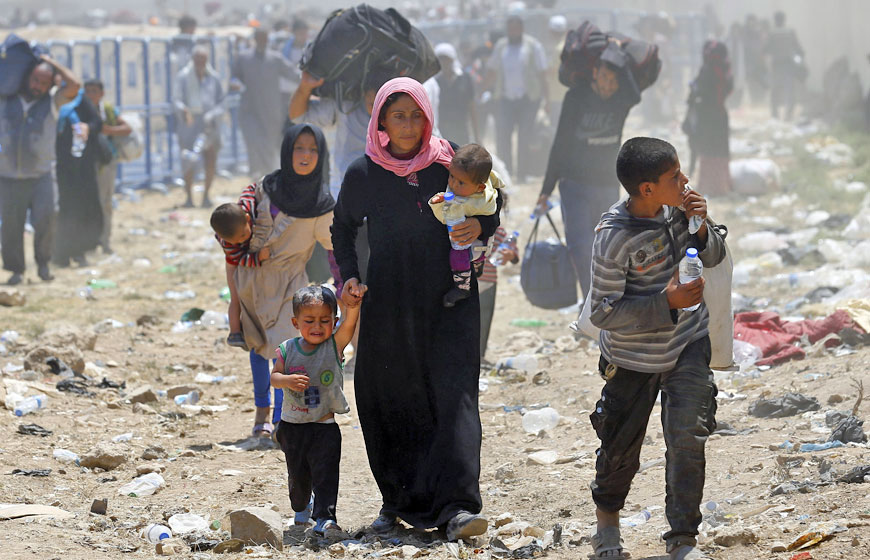 Syrian refugees walk to cross into Turkey at Akcakale border gate in Sanliurfa province, Turkey, on Sunday (Reuters photo)