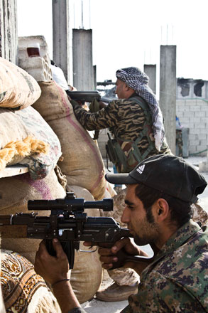 In this November 19, 2014 file photo, Kurdish People’s Protection Units  fighters take position at a stronghold in Kobani, Syria (AP photo)