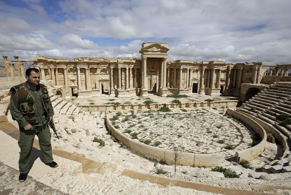This file photo taken on March 14, 2014 shows a Syrian policeman patrolling the ancient oasis city of Palmyra, 215 kilometres northeast of Damascus (AFP photo)