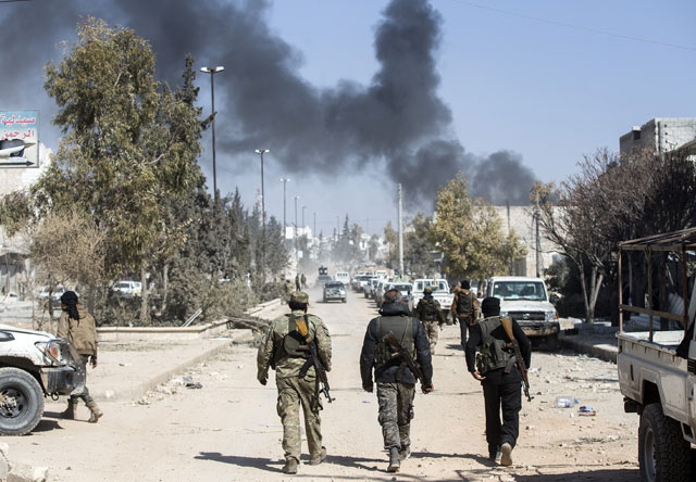 Free Syrian Army fighters, supported by the Turkish army, are seen in Al Bab town of Aleppo during the 183rd day of the operation ‘Euphrates Shield’ in Aleppo, Syria, on Wednesday (Anadolu Agency photo)