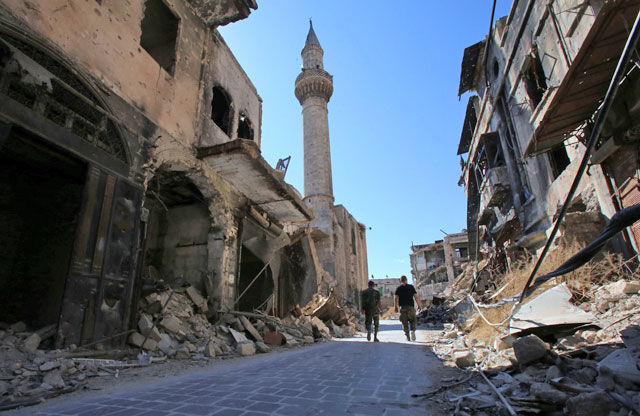 Syrian government soldiers walk in the damaged Farafira souk in the government-held side of Aleppo’s historic city centre on Friday. Violence broke out in Aleppo in mid-2012, more than a year after anti-government protests first erupted across Syria (AFP photo)