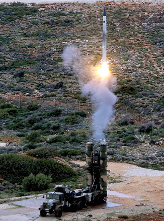 An S-300 PMU-1 anti-aircraft missile launches during a Greek army military exercise near Chania on the island of Crete on December 13, 2013 (AFP file photo)