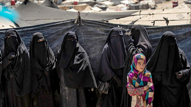 A girl stands in a line of women to receive aid at the Kurdish-run Al Hol camp, in northeast Syria for families of Daesh fighters (AFP photo)