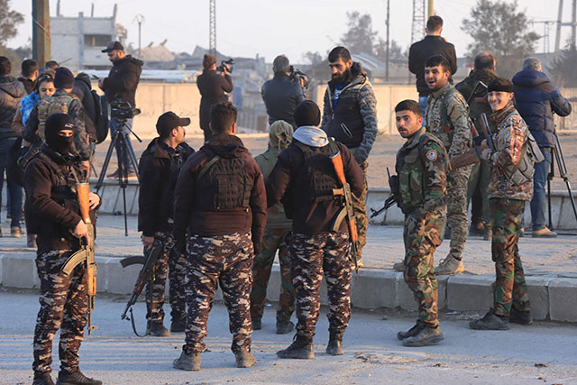 Members of the Syrian Democratic Forces (SDF) deploy outside Ghwayran prison in Syria's north-eastern city of Hasakeh on Wednesday (AFP photo)