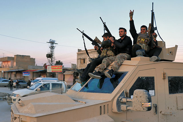 Members of the Syrian Democratic Forces (SDF) deploy outside Ghwayran prison in Syria's northeastern city of Hasakeh on Wednesday (AFP photo)