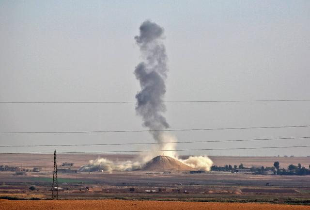 In this file photo taken on November 9, 2016, a smoke plume rises near the Syrian village of Al Hisha, some 40km away from the Daesh de-facto capital of Raqqa, following an air strike by the American-led coalition against Daesh targets in the area (AFP photo)