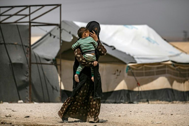 Al Hol camp houses more than 70,000 people, including more than 11,000 family members of suspected Daesh militants from dozens of countries (AFP photo)