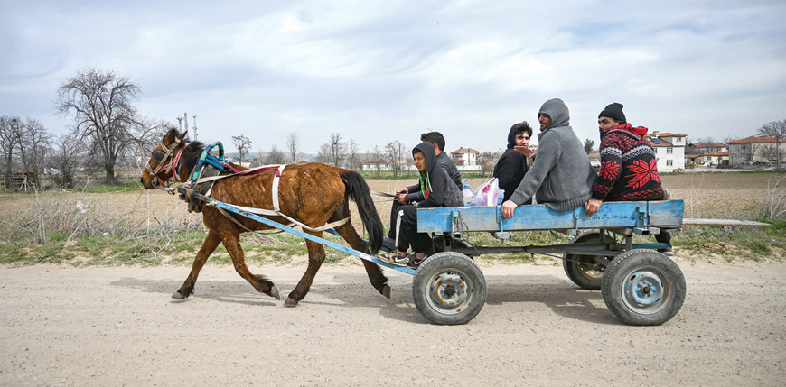 Migrants are on their way to a camp on the Turkish side of the Turkey-Greece border near the Pazarkule crossing gate in Edirne province on Monday (AFP photo)
