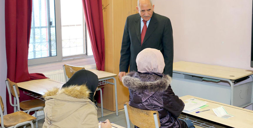 Deputy Prime Minister for Services and Minister of Education Mohammad Thneibat visits a school in Marka, Amman on Thursday (Petra photo)