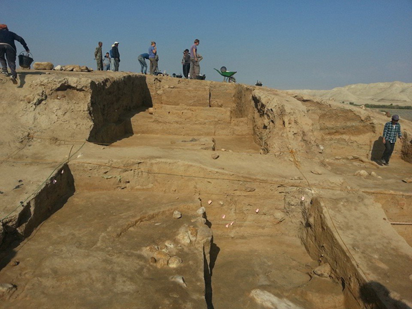 An archaeological team led by Zeidan Kafafi and Lucas Petit, the Dutch curator from the Near Eastern department in the Dutch National Museum of Antiquities, undertook an excavation in Tell Damiyah (Photo courtesy of Zeidan Kafafi)