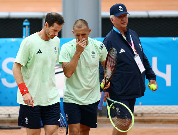 Britain’s Andy Murray takes part in a training session at the Roland-Garros Stadium complex in Paris on Tuesday (AFP photo)