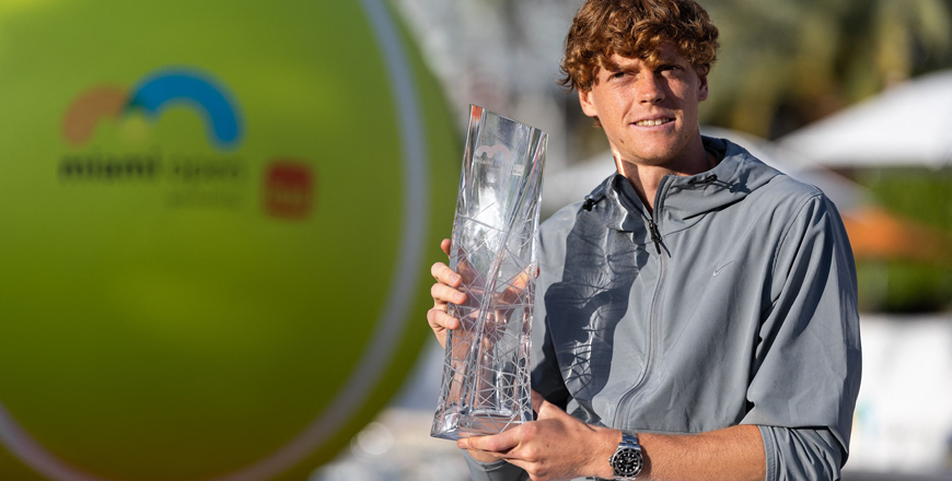 Jannik Sinner of Italy poses with the Miami Open men’s trophy at Hard Rock Stadium on Sunday in Miami Gardens, Florida (AFP photo)