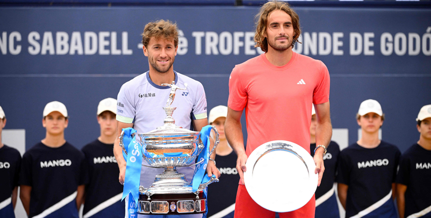 Norway’s Casper Ruud (left) with the winner trophy and Greece’s Stefanos Tsitsipas with the runner-up’s trophy pose for photo during the ATP Barcelona Open ‘Conde de Godo’ tennis tournament singles final match at the Real Club de Tenis in Barcelona, on Sunday (AFP photo)
