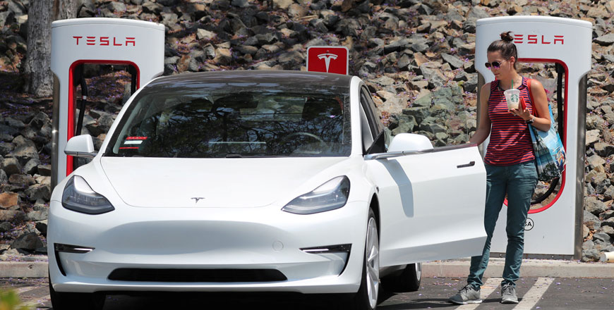 A woman gets into her Tesla electric car at a supercharger station in Los Angeles, California, US August 2 (Reuters photo)