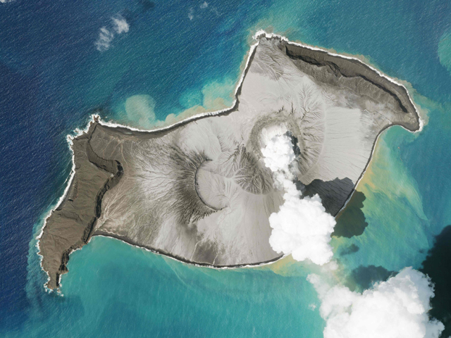 This handout photo taken on January 7and made available by 2022 Planet Labs PBC on Monday shows the eruption on the Hunga Tonga-Hunga Ha’apai Volcano  (AFP photo)