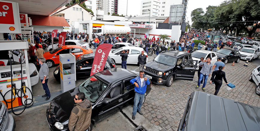 Cars and people line up to fill a fuel, due to the truck owners strike in protest against high diesel prices in Curitiba, Brazil, on Saturday  (Reuters photo) 