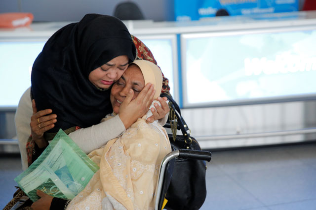A woman greets her mother after she arrived from Dubai on Emirates Flight 203 at John F. Kennedy International Airport in Queens, New York, US, on Saturday (Reuters photo by Andrew Kelly)