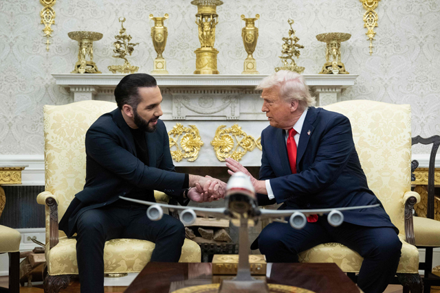 US President Donald Trump shakes hands with El Salvador's President Nayib Bukele during a meeting in the Oval Office of the White House in Washington, DC, April 14, 2025 (AFP photo)