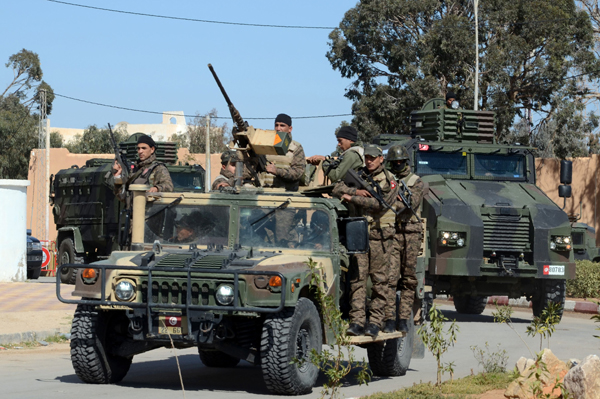 Tunisian soldiers patrol a street during a visit of the prime minister in Ben Guerdan on Sunday, a week after militants launched a wave of attacks on army and police posts in the border town (AFP photo)