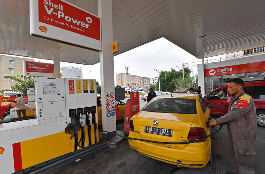 A Tunisian employee fills up the tank of a car at a gas station on October 13, in Tunis (AFP photo)