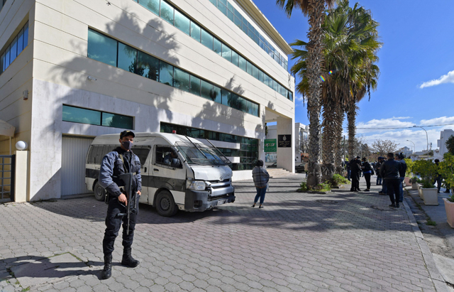 Members of the Tunisian security forces stand outside the closed headquarters of Tunisia’s Supreme Judicial Council in the capital Tunis on Monday (AFP photo)