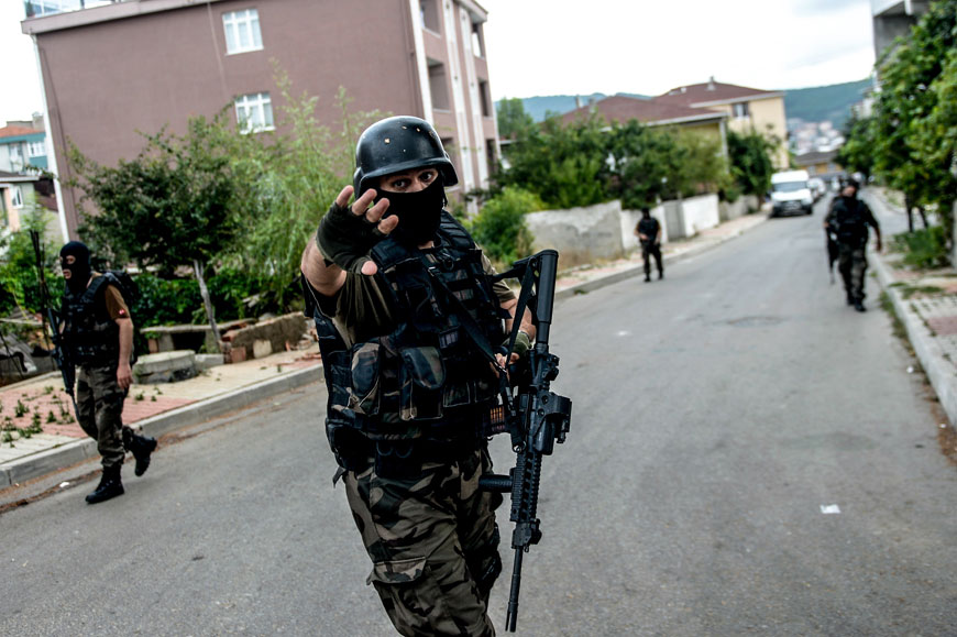 Turkish special force police officers take cover during clashes with attackers on Monday in the Sultanbeyli district of Istanbul (AFP photo)