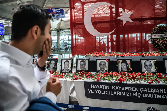 An airport employee mourns for his collegues at Ataturk Airport in Istanbul on Thursday, two days after the triple suicide bombing and gun attack occurred at Istanbul’s Ataturk Airport (AFP photo)