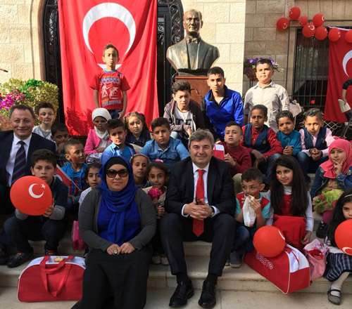 Children pose with Turkey’s ambassador to Jordan, Murat Karagöz, and project members, during celebrations to mark 70 years of diplomatic ties and Turkey’s National Sovereignty and Children’s Day  (Photo courtesy of Turkish embassy)