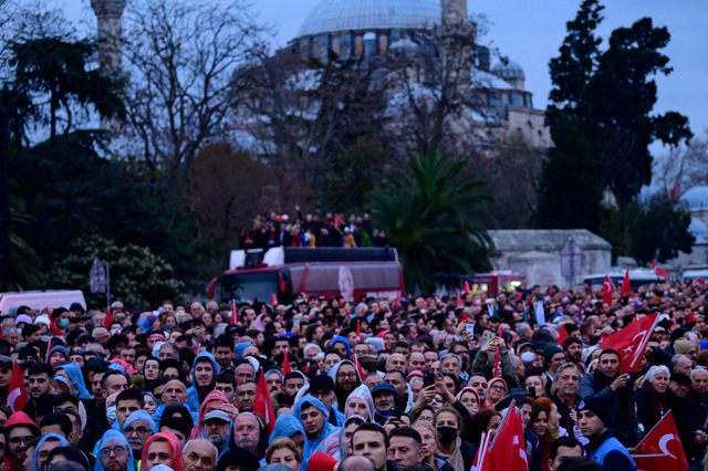 Supporters of Istanbul Mayor Ekrem Imamoglu gather in front of the Istanbul Metropolitan Municipality during a protest in Istanbul, on Thursday (AFP photo)